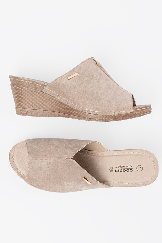 Beige Frauen Hausschuhe mit einer Plattform Beige Frauen Hausschuhe mit einer Plattform