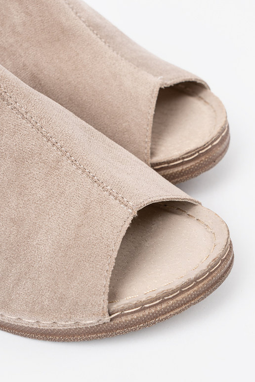 Beige Frauen Hausschuhe mit einer Plattform Beige Frauen Hausschuhe mit einer Plattform