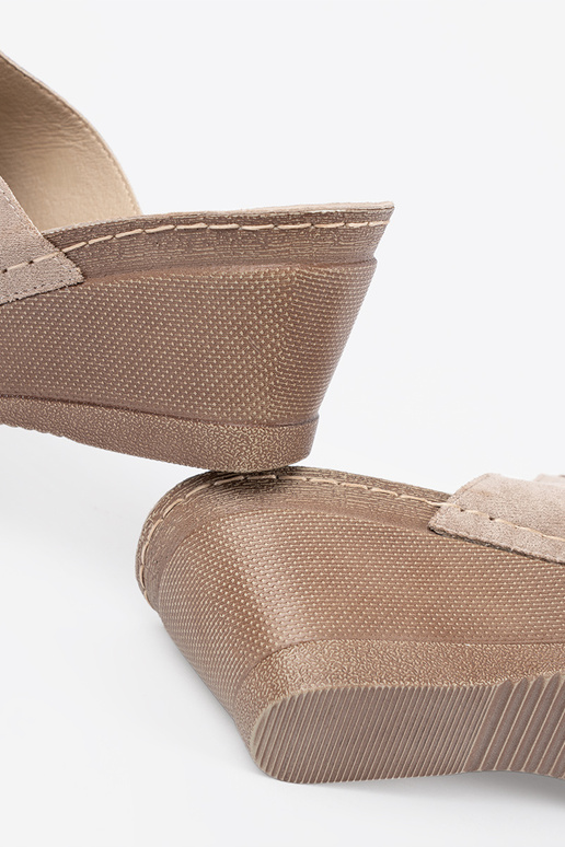 Beige Frauen Hausschuhe mit einer Plattform Beige Frauen Hausschuhe mit einer Plattform