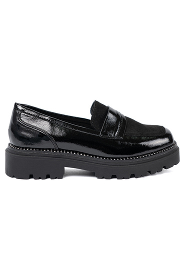 mit Lackeffekt Mokassins mit Nieten 2