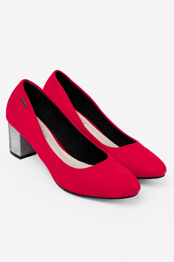 rote Farbe High Heels na Silberm słupku