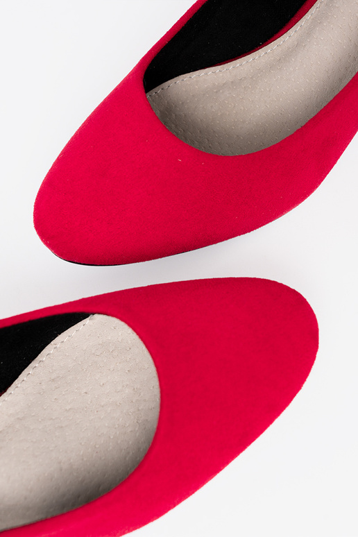 rote Farbe High Heels na Silberm słupku