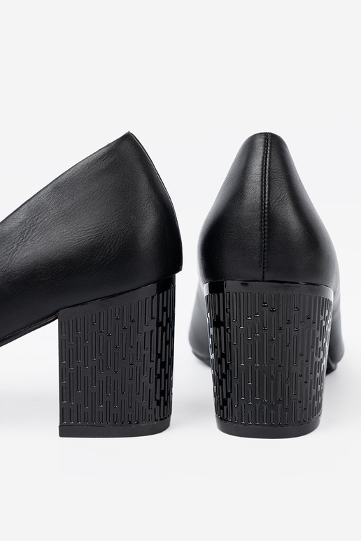 schZuarze Farbe High Heels na efektoZunym słupku