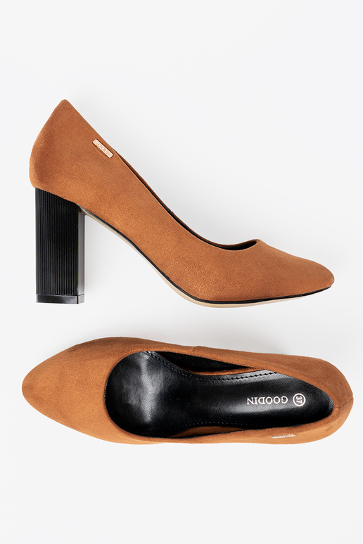 braune Farbe High Heels auf einer schZuarzen Stange