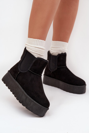 Stylische schwarz-weiße Sportschuhe mit dicker Sohle