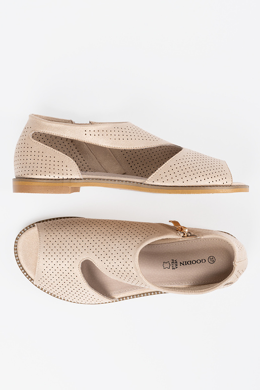 goldene Farbe Sandalen durchbrochen auf flacher Sohle