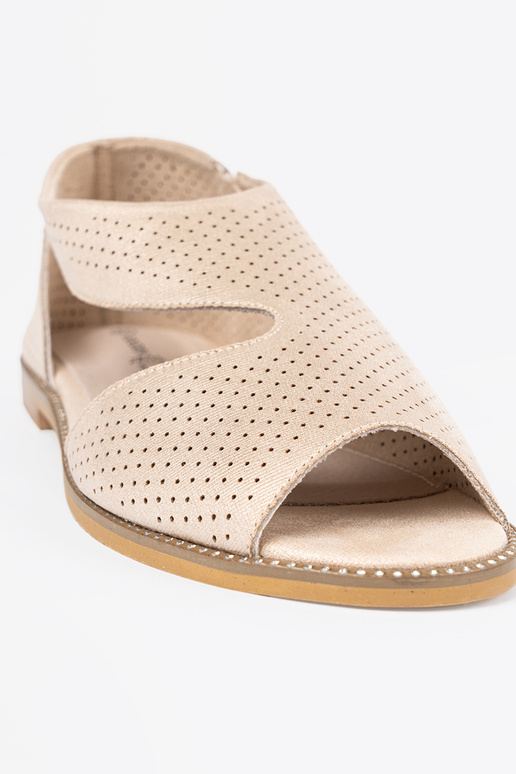 goldene Farbe Sandalen durchbrochen auf flacher Sohle