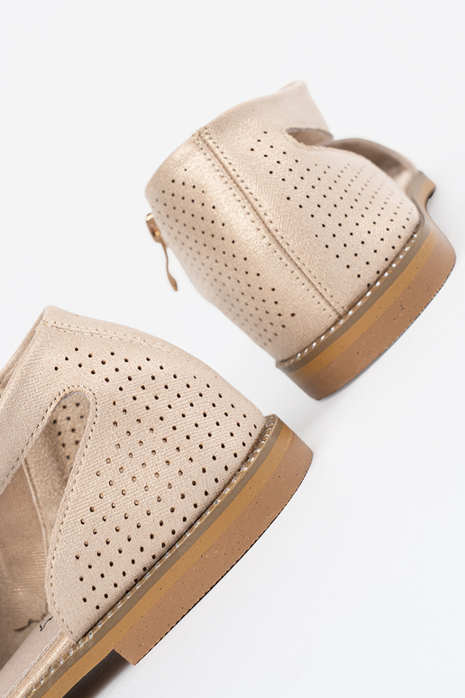 goldene Farbe Sandalen durchbrochen auf flacher Sohle