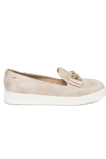 goldene Farbe Mokassins z biżuteryjnym detalem na przodzie 2