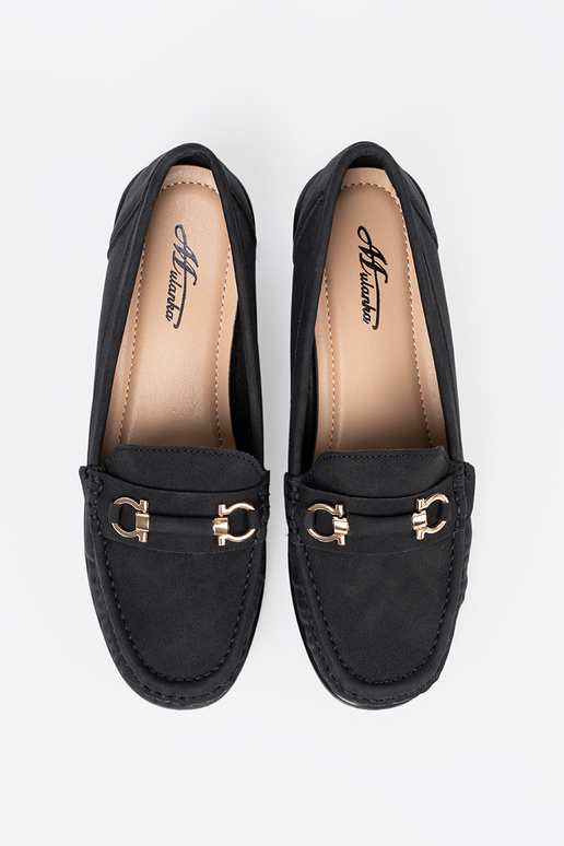 schZuarze Farbe Halbschuhe auf einem Keil mit Dekoration