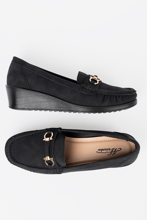 schZuarze Farbe Halbschuhe auf einem Keil mit Dekoration