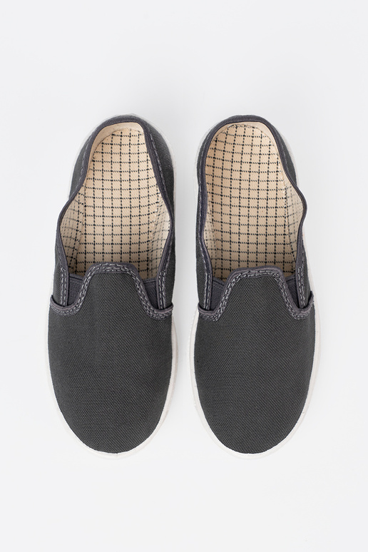 Proste graue Farbe Schuhe z flexibelmi ZustaZukami jungenhaft