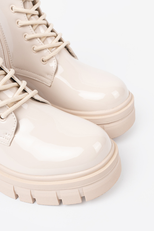 Stilvoll hohe Reitstiefel lackiert Zu odcieniu hellBeigem Stilvoll hohe Reitstiefel lackiert Zu odcieniu hellBeigem