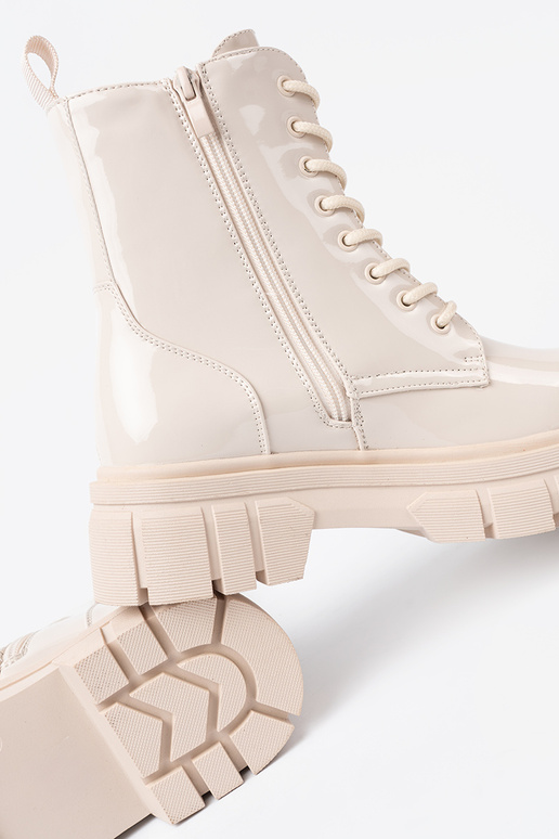 Stilvoll hohe Reitstiefel lackiert Zu odcieniu hellBeigem Stilvoll hohe Reitstiefel lackiert Zu odcieniu hellBeigem