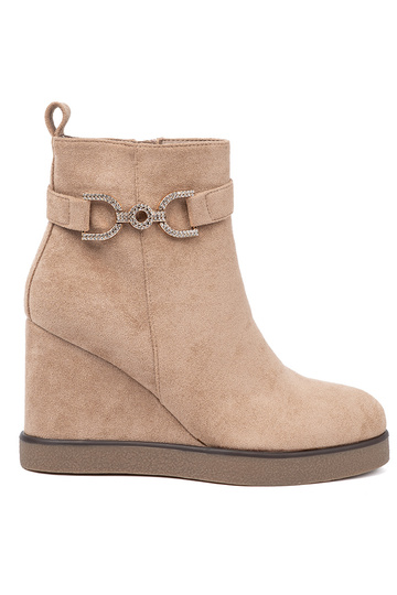 Beige Schuhe auf einem Keil mit Zierschnalle 2