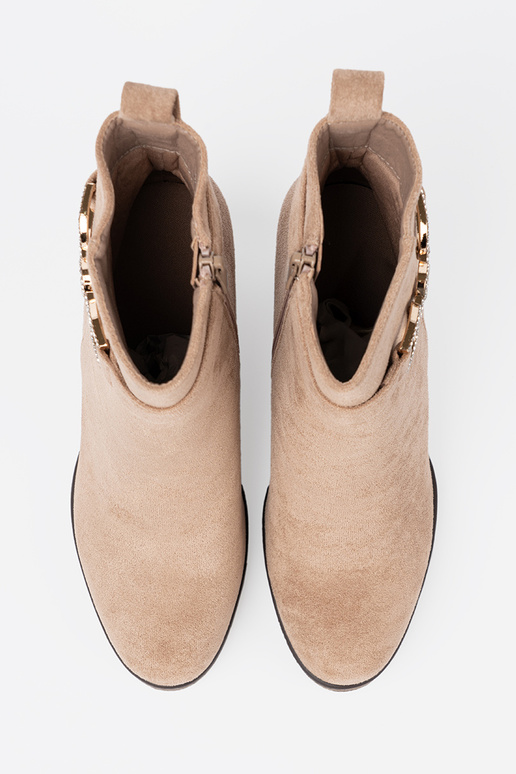 Beige Schuhe auf einem Keil mit Zierschnalle