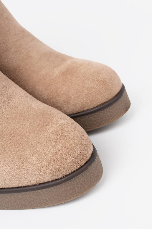 Beige Schuhe auf einem Keil mit Zierschnalle