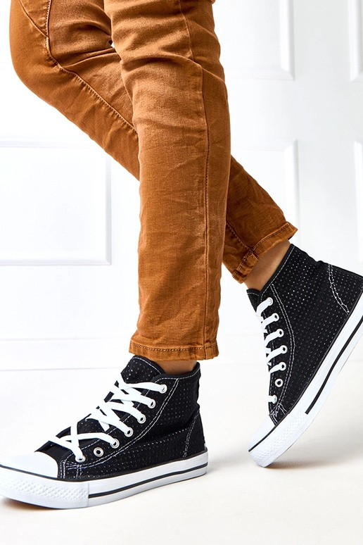 Schwarze hohe Sneakers mit Lochmuster...