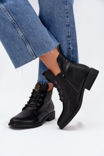 Damen flache Stiefel mit breiten Absätzen und dekorativen Details, gefüttert, schwarz Cylira