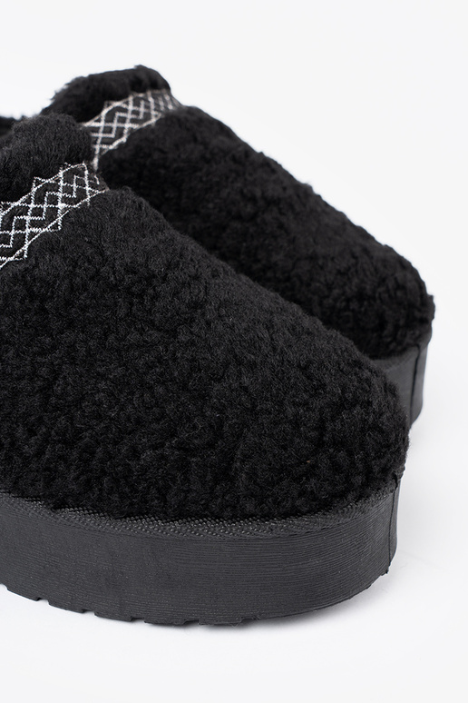 Schuhe a'la Schneestiefel Zu schZuarze Farbem kolorze z ozdobnym haftem