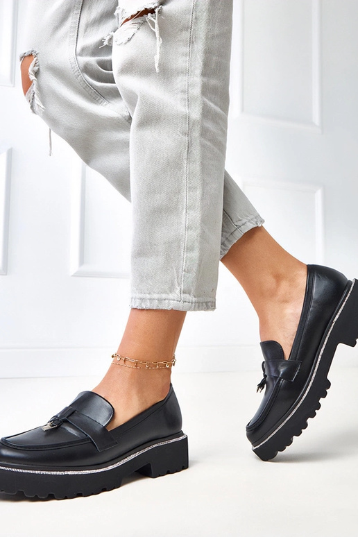 Schwarze Mokassins mit Verzierung und...