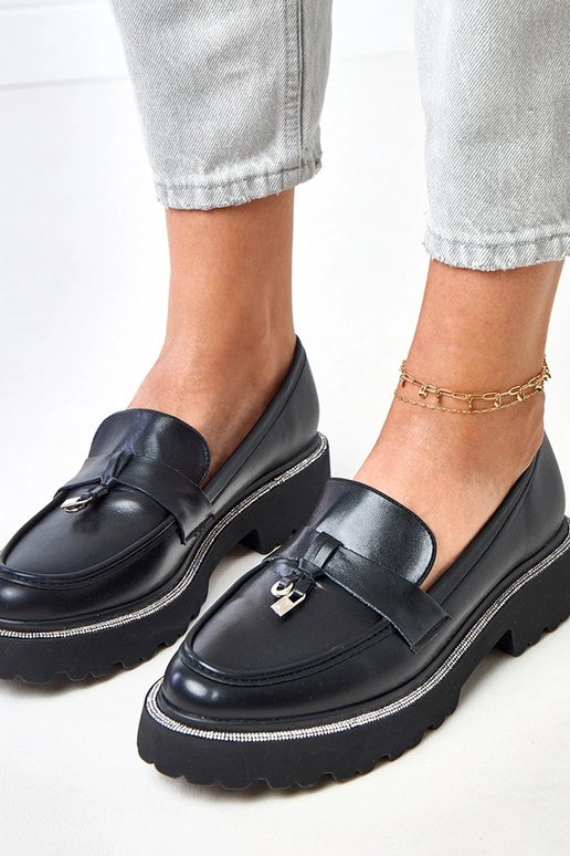 Schwarze Mokassins mit Verzierung und...