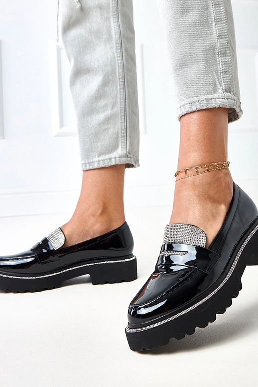 Schwarze Lackmokassins verziert mit...