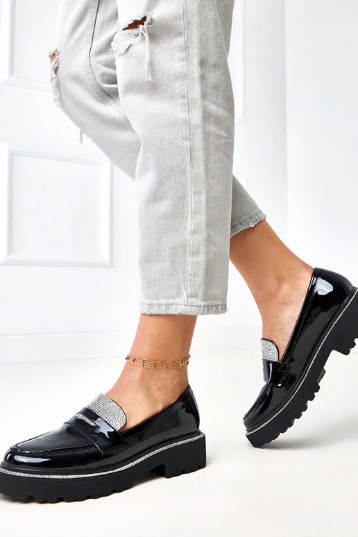 Schwarze Lackmokassins verziert mit...