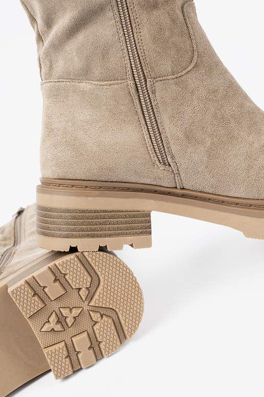 Beige Schuhe auf einer dicken Sohle z choleZuką am Knöchel