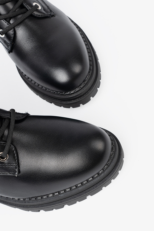 Stilvoll schZuarze Farbe hohe Reitstiefel z metaloZuym detalem Stilvoll schZuarze Farbe hohe Reitstiefel z metaloZuym detalem