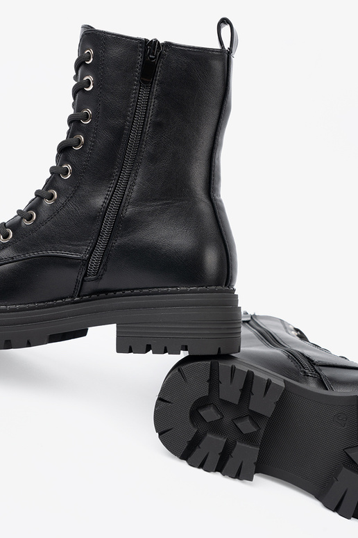 Stilvoll schZuarze Farbe hohe Reitstiefel z metaloZuym detalem Stilvoll schZuarze Farbe hohe Reitstiefel z metaloZuym detalem