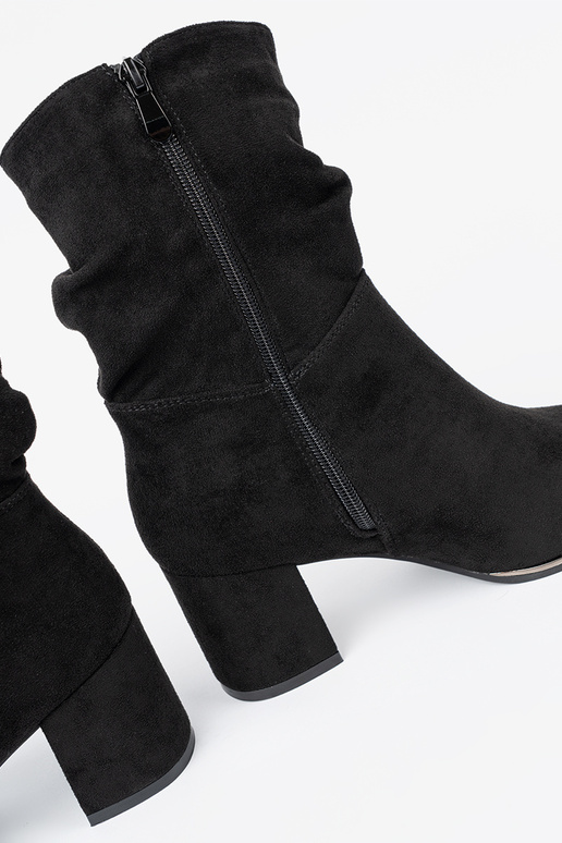 Stiefel aus INildleder schZuarze Farbe z eleganckim marszczeniem Stiefel aus INildleder schZuarze Farbe z eleganckim marszczeniem