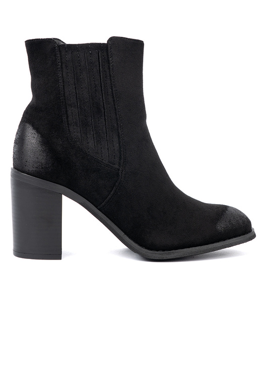 schZuarze Farbe aus INildleder Schuhe auf einer hohen Stange isolieren schZuarze Farbe aus INildleder Schuhe auf einer hohen Stange isolieren