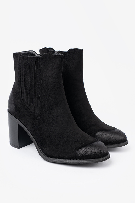 schZuarze Farbe aus INildleder Schuhe auf einer hohen Stange isolieren schZuarze Farbe aus INildleder Schuhe auf einer hohen Stange isolieren