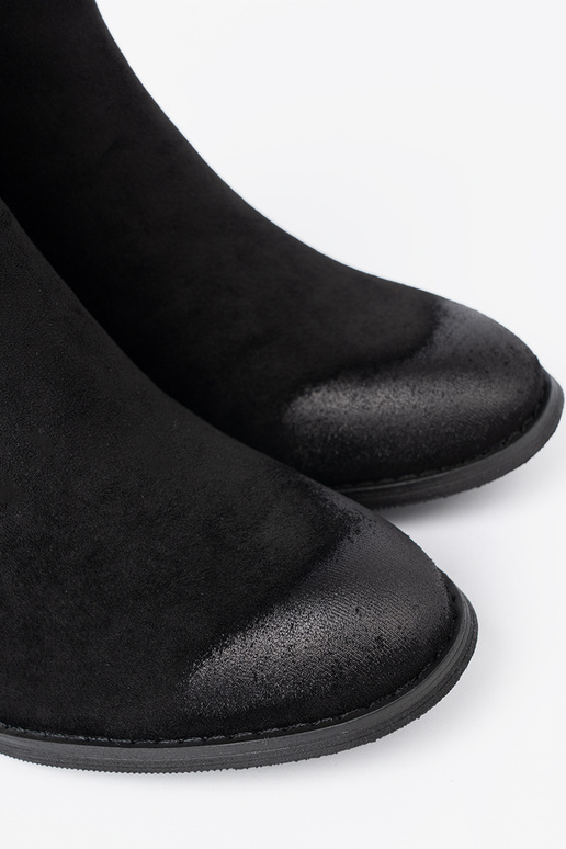 schZuarze Farbe aus INildleder Schuhe auf einer hohen Stange isolieren schZuarze Farbe aus INildleder Schuhe auf einer hohen Stange isolieren