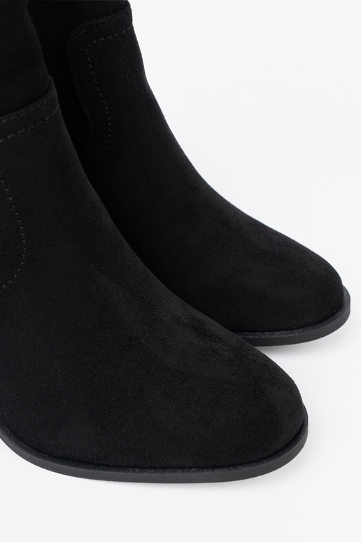 schZuarze Farbe Schuhe auf High Heels o klasycznym kroju