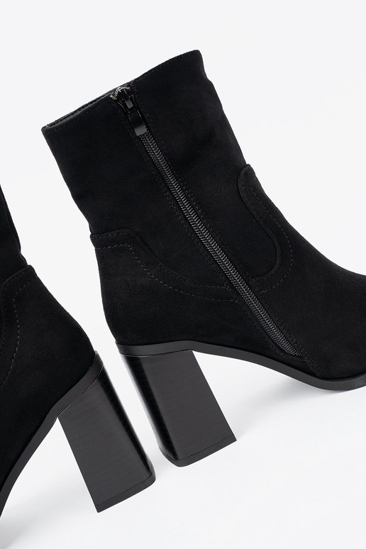 schZuarze Farbe Schuhe auf High Heels o klasycznym kroju