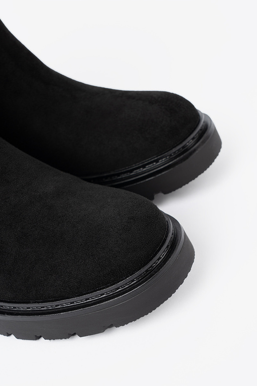 schZuarze Farbe Schuhe auf einer dicken Sohle z choleZuką am Knöchel