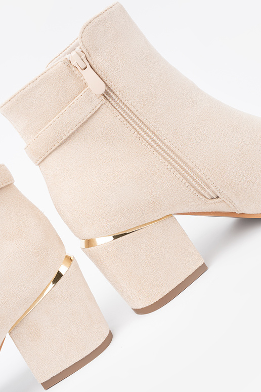 elfenbeinfarbe Stiefel mit Zierschnalle elfenbeinfarbe Stiefel mit Zierschnalle