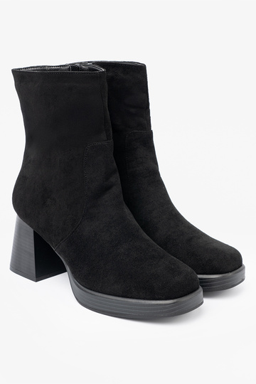 Eleganter Stil schZuarze Farbe Schuhe auf einer stabilen Stange