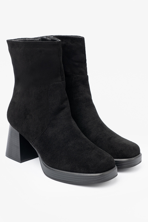 Eleganter Stil schZuarze Farbe Schuhe auf einer stabilen Stange