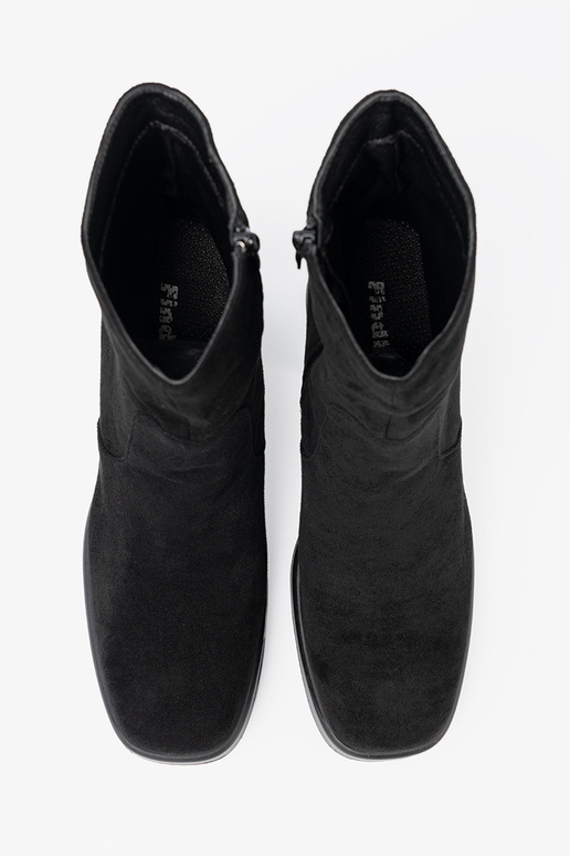 Eleganter Stil schZuarze Farbe Schuhe auf einer stabilen Stange