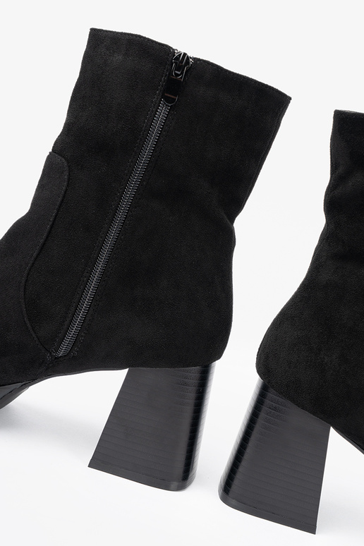 Eleganter Stil schZuarze Farbe Schuhe auf einer stabilen Stange