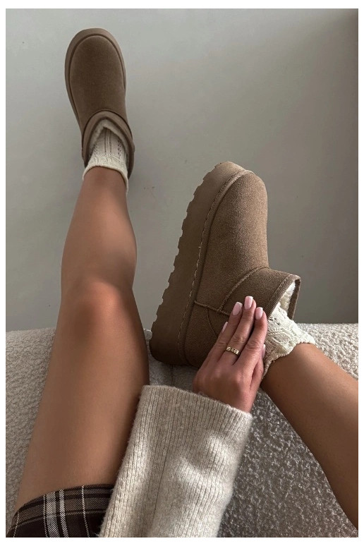 Schwarz-weiße Sportschuhe mit glänzenden silbernen Details