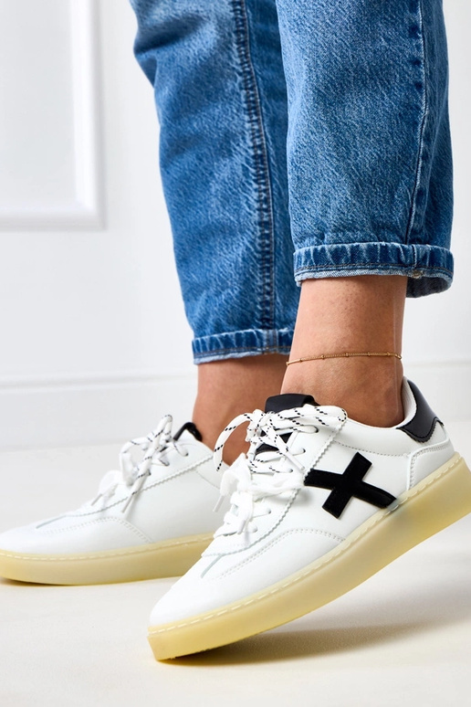 Weiße Sneakers auf Plattform mit...