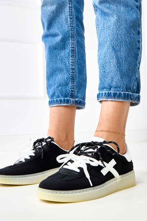 Schwarze Sneakers auf Plattform mit... Schwarze Sneakers auf Plattform mit...