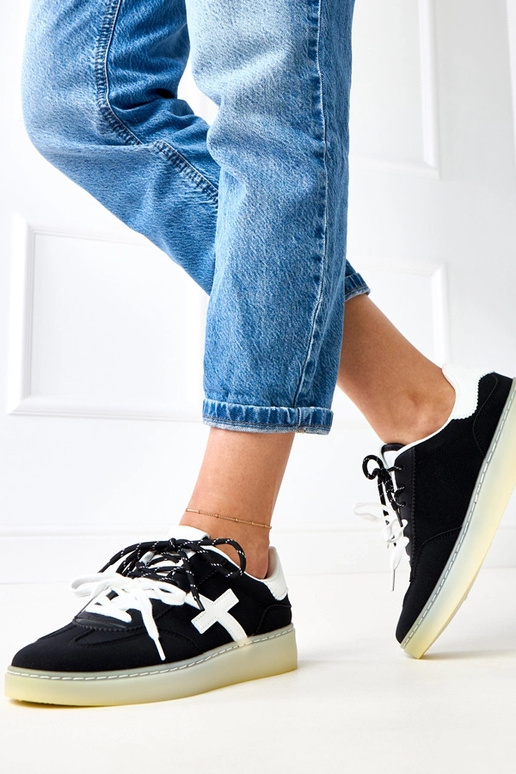 Schwarze Sneakers auf Plattform mit... Schwarze Sneakers auf Plattform mit...