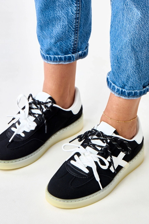 Schwarze Sneakers auf Plattform mit... Schwarze Sneakers auf Plattform mit...