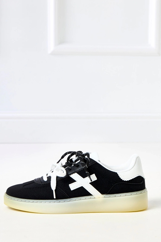 Schwarze Sneakers auf Plattform mit... Schwarze Sneakers auf Plattform mit...