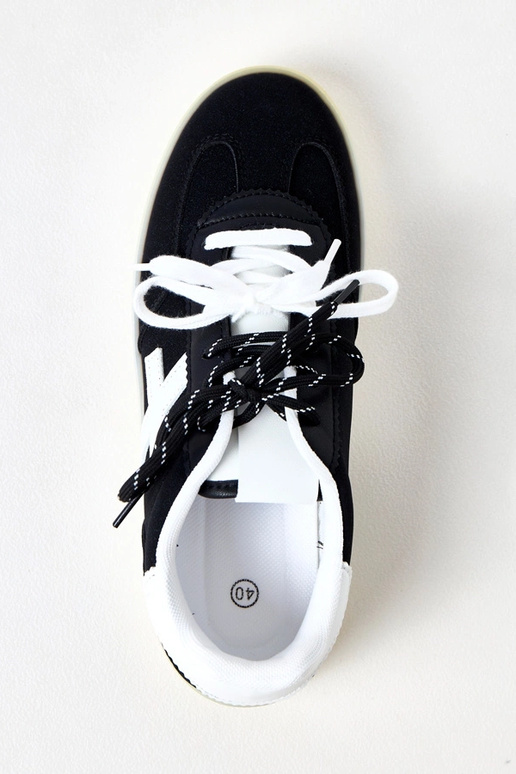 Schwarze Sneakers auf Plattform mit... Schwarze Sneakers auf Plattform mit...